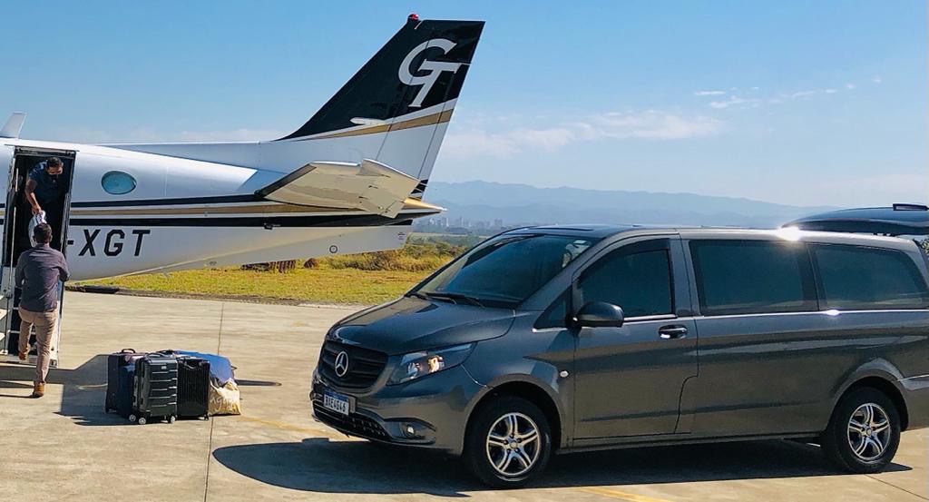 Van executiva em atendimento aéreo